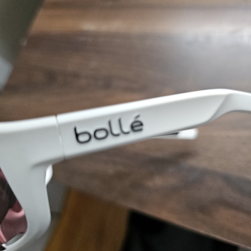 BOLLE White and Pink VR Glasses - Picture 6 of 9